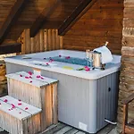 Wooden Zurej With Hot Tub Chalet *