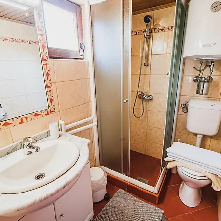 Wooden Zurej With Hot Tub Brvnara Bukovje v Babni Gori