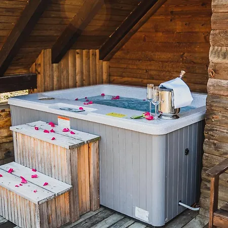 Wooden Zurej With Hot Tub Chalet *