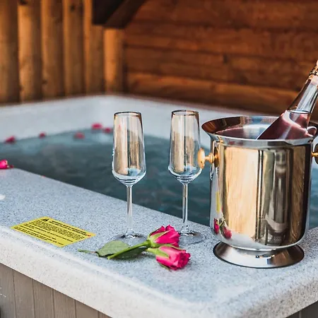 Wooden Zurej With Hot Tub Brvnara Bukovje v Babni Gori