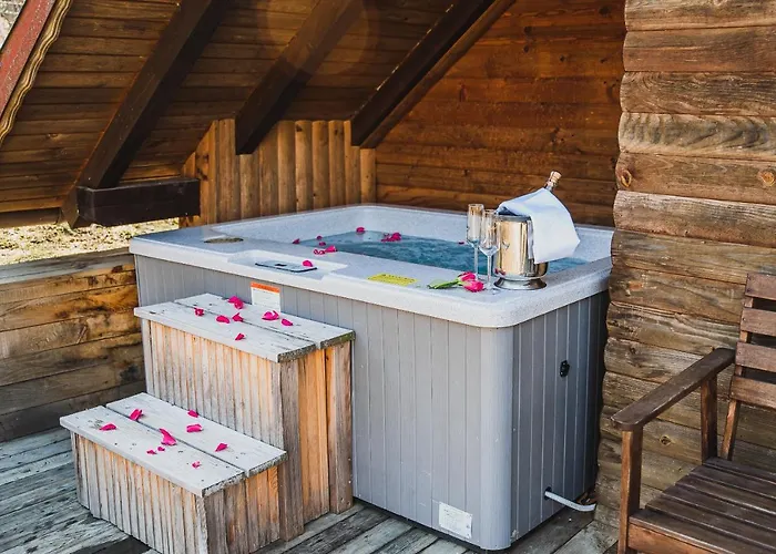 Wooden Zurej With Hot Tub Chalet *